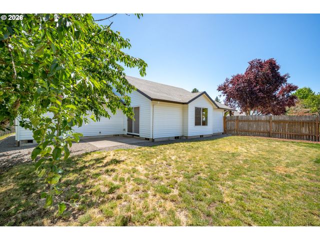 420 E WASHINGTON St, Carlton, OR 97111