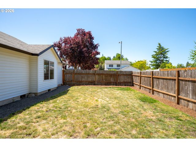 420 E WASHINGTON St, Carlton, OR 97111