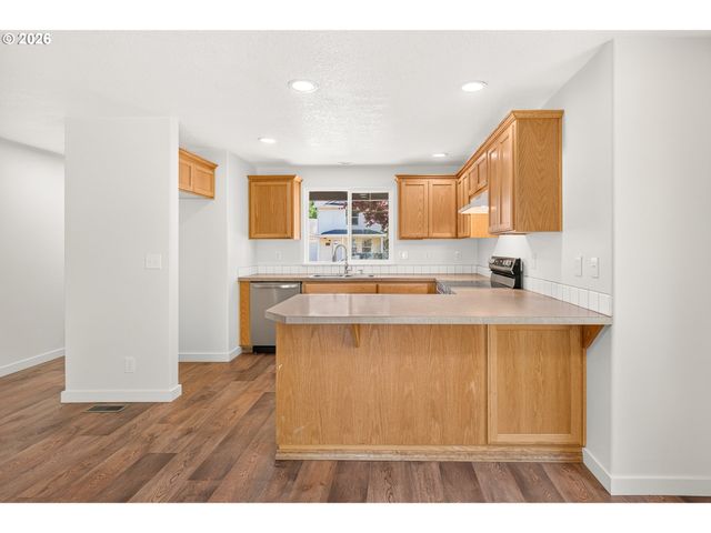 420 E WASHINGTON St, Carlton, OR 97111