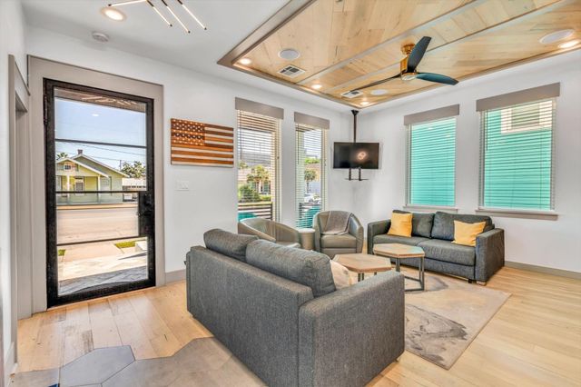 2401 33rd Street, Galveston, TX 77550