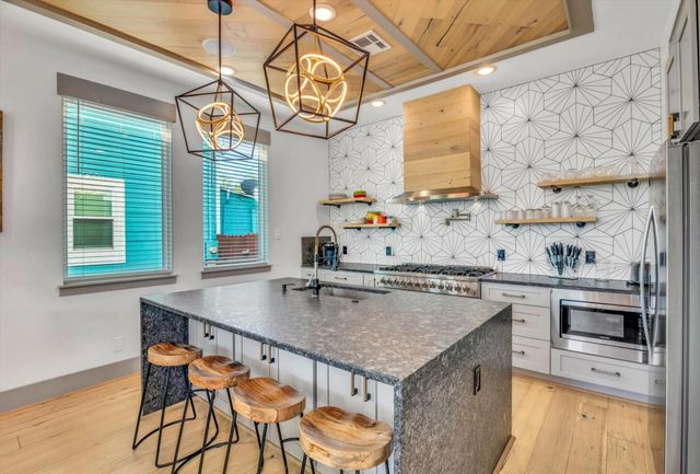 2401 33rd Street, Galveston, TX 77550