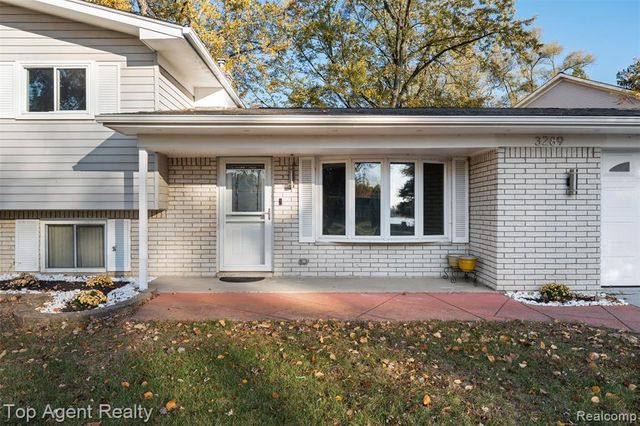 3289 Schoolhouse Drive, Waterford, MI 48329