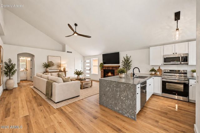 851 E ROCKWELL Drive, Chandler, AZ 85225
