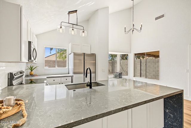 851 E ROCKWELL Drive, Chandler, AZ 85225