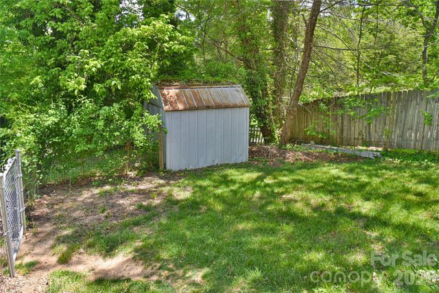 101 E Skyland Circle, Asheville, NC 28804