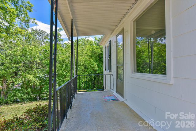 101 E Skyland Circle, Asheville, NC 28804