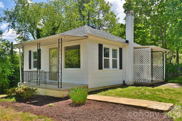 101 E Skyland Circle, Asheville, NC 28804