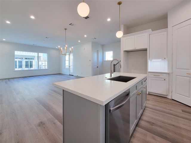 7703 Earl Rudder Way, Houston, TX 77055