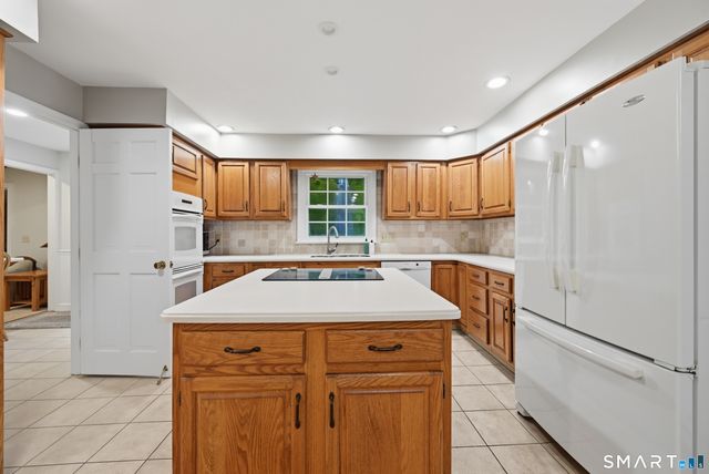 2 Banquo Brae Road, Brookfield, CT 06804