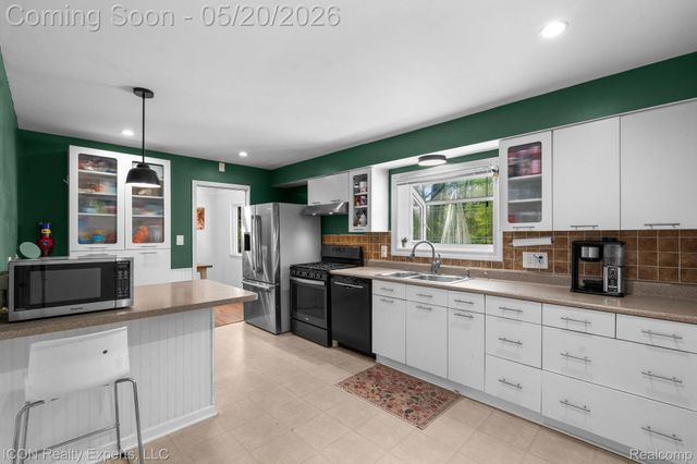 23516 Kim Drive, Clinton Charter Township, MI 48035