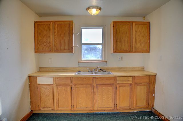 4140 W 8th Street, Tulsa, OK 74127