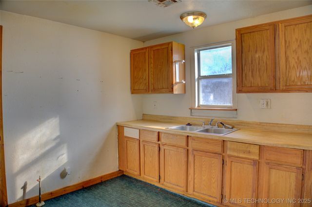 4140 W 8th Street, Tulsa, OK 74127