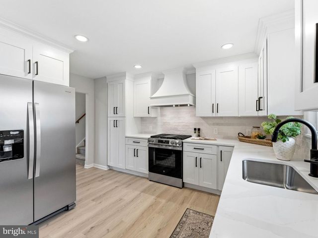 2 MANOR TER, Mount Holly, NJ 08060