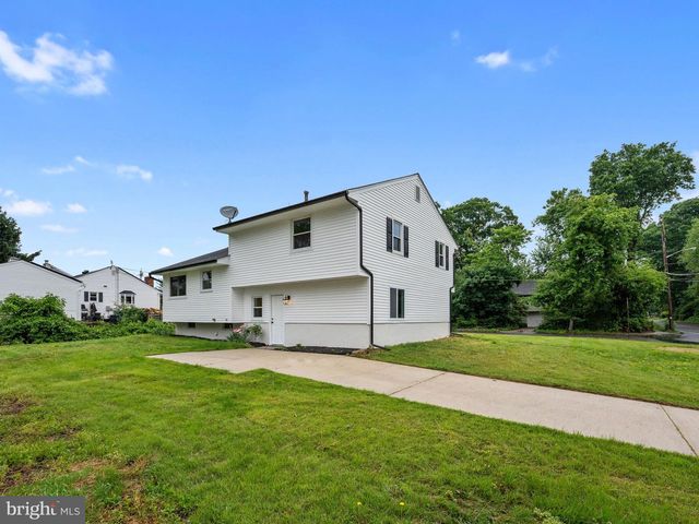 2 MANOR TER, Mount Holly, NJ 08060