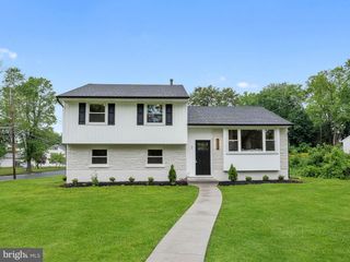 2 MANOR TER, Mount Holly, NJ 08060