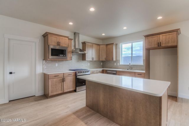 404 N 90th Ave, Yakima, WA 98908