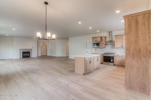 404 N 90th Ave, Yakima, WA 98908