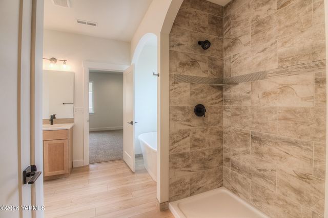 404 N 90th Ave, Yakima, WA 98908