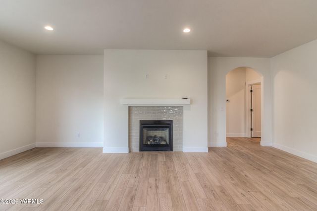 404 N 90th Ave, Yakima, WA 98908