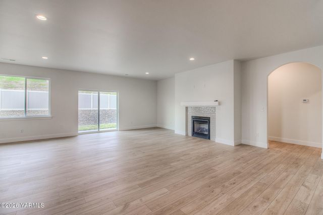 404 N 90th Ave, Yakima, WA 98908