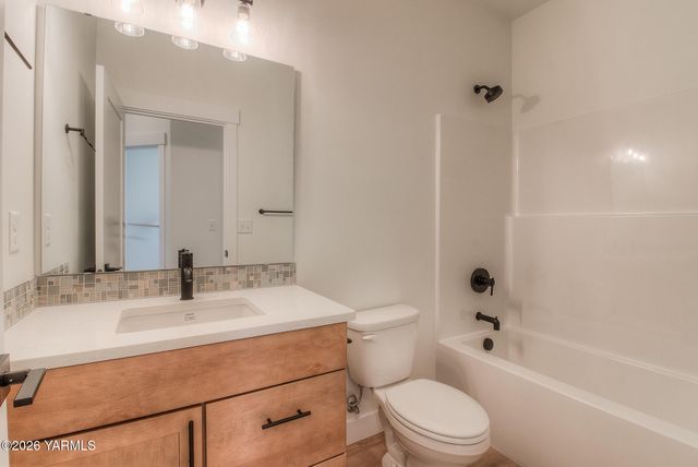 404 N 90th Ave, Yakima, WA 98908