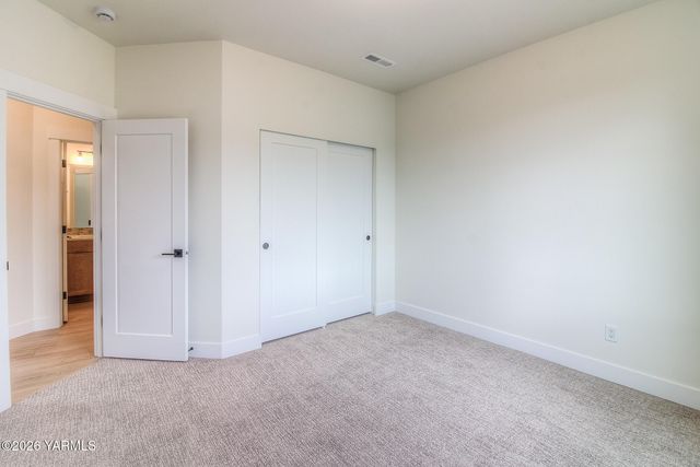 404 N 90th Ave, Yakima, WA 98908