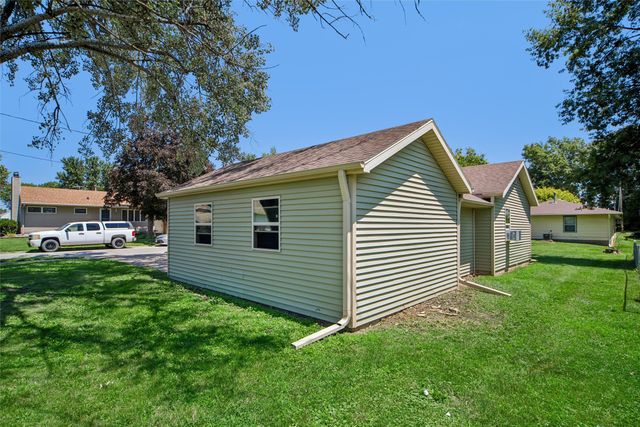 707 S 12th Avenue W, Newton, IA 50208
