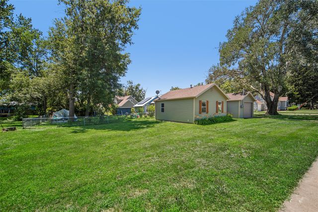 707 S 12th Avenue W, Newton, IA 50208