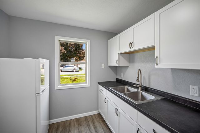 707 S 12th Avenue W, Newton, IA 50208