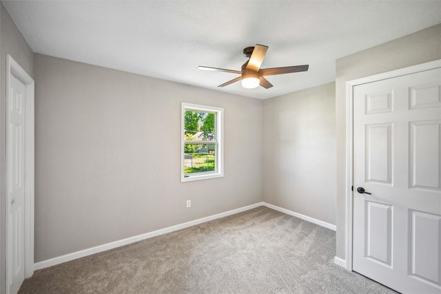 707 S 12th Avenue W, Newton, IA 50208