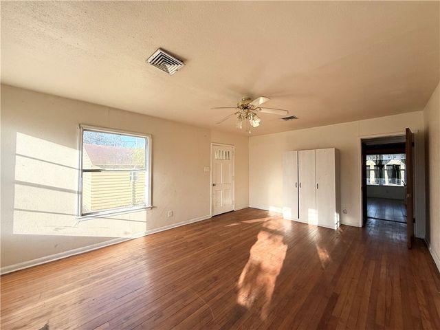 1633 Marguerite St, Corpus Christi, TX 78401