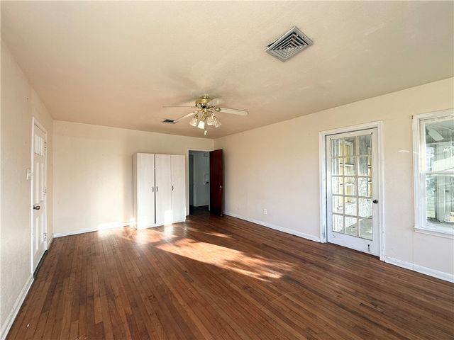 1633 Marguerite St, Corpus Christi, TX 78401