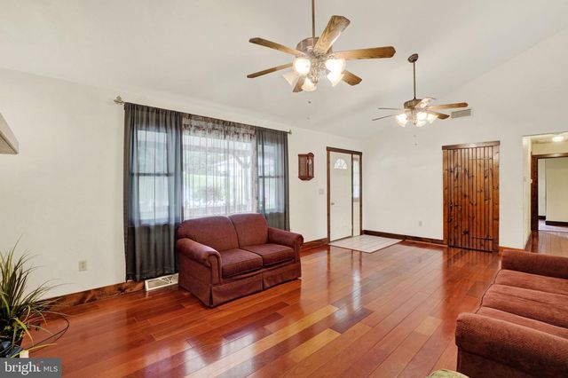 1926 CEDAR DR, Spring Grove, PA 17362
