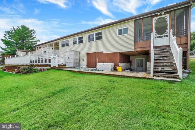 1926 CEDAR DR, Spring Grove, PA 17362