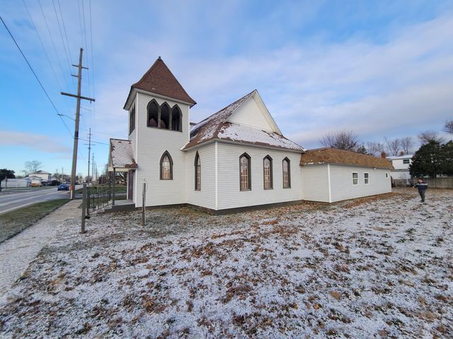 403 E Indiana Avenue, Kouts, IN 46347