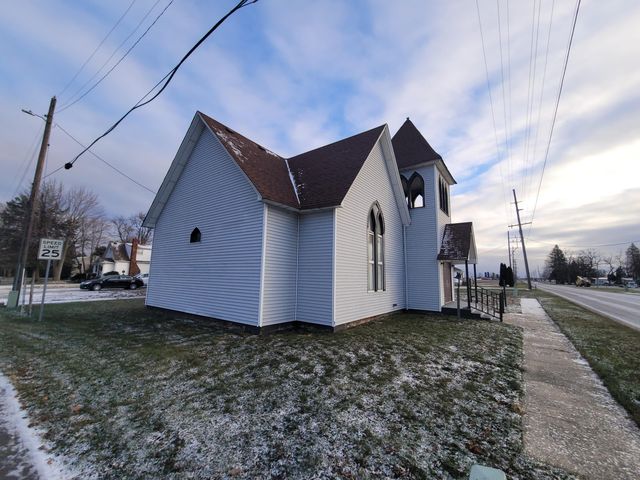 403 E Indiana Avenue, Kouts, IN 46347