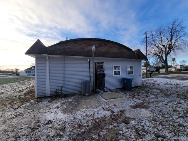 403 E Indiana Avenue, Kouts, IN 46347