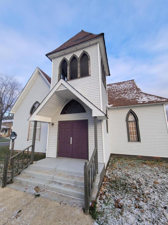 403 E Indiana Avenue, Kouts, IN 46347