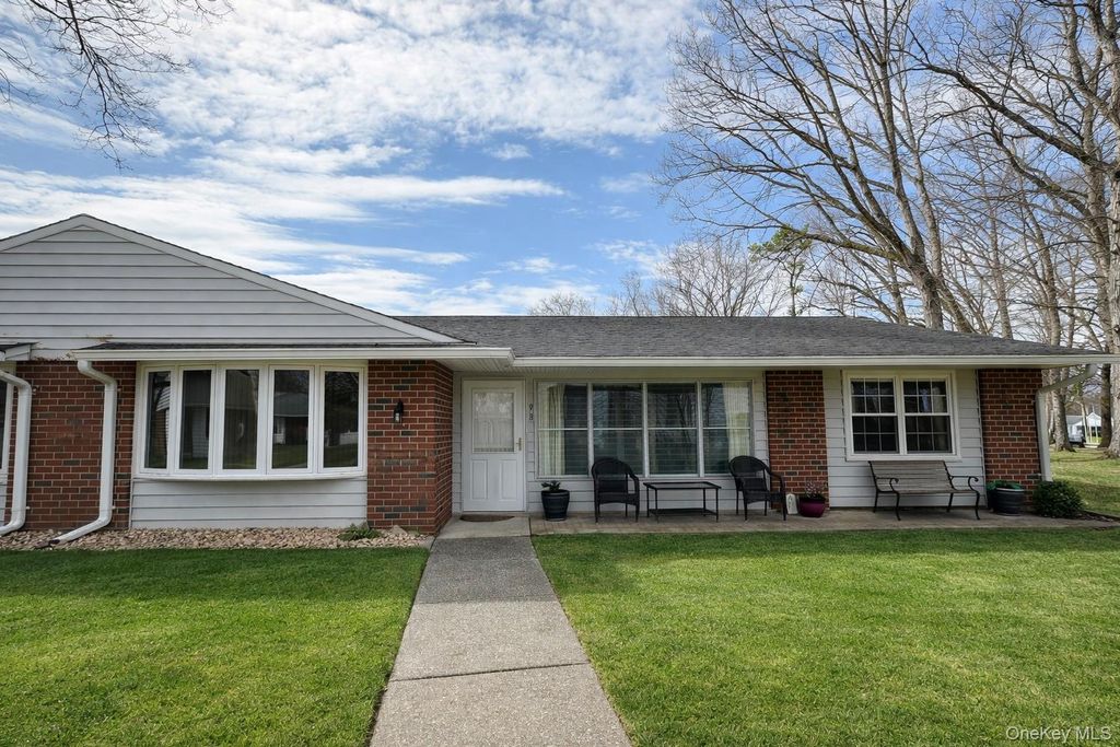 9 Guilford Court B, Ridge, NY 11961