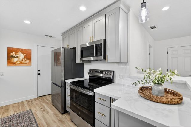 4001 58th St, Sacramento, CA 95820