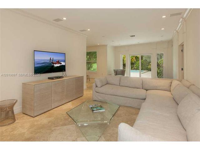 745 Lakeview Dr, Miami Beach, FL 33140