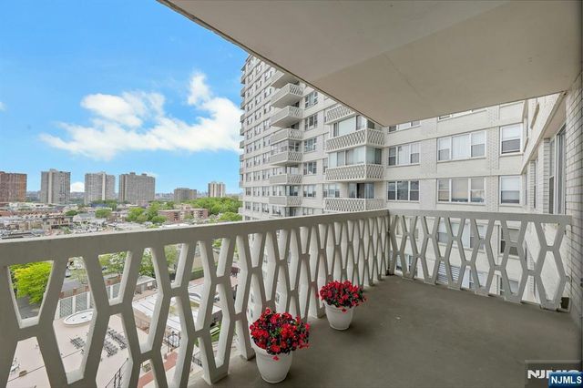 2000 Linwood 14 0, Fort Lee, NJ 07024