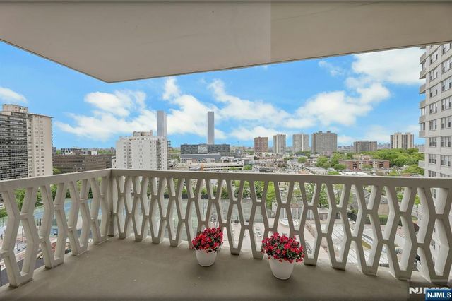 2000 Linwood 14 0, Fort Lee, NJ 07024