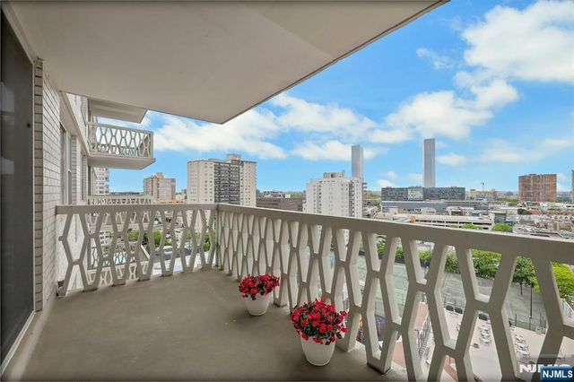 2000 Linwood 14 0, Fort Lee, NJ 07024