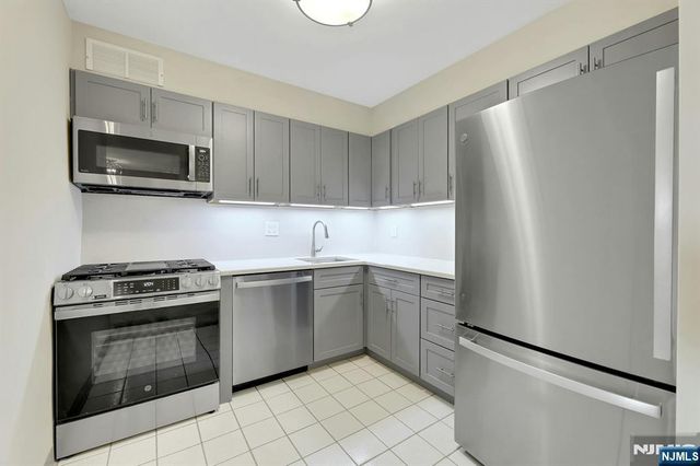 2000 Linwood 14 0, Fort Lee, NJ 07024