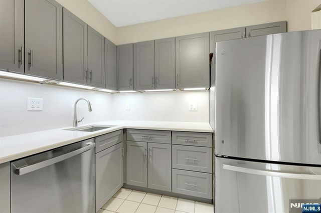 2000 Linwood 14 0, Fort Lee, NJ 07024