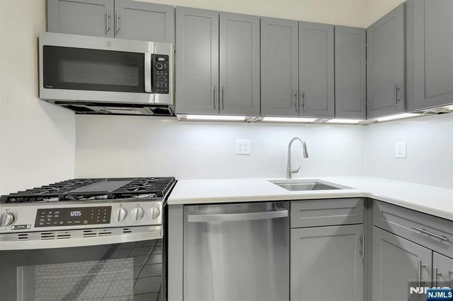 2000 Linwood 14 0, Fort Lee, NJ 07024
