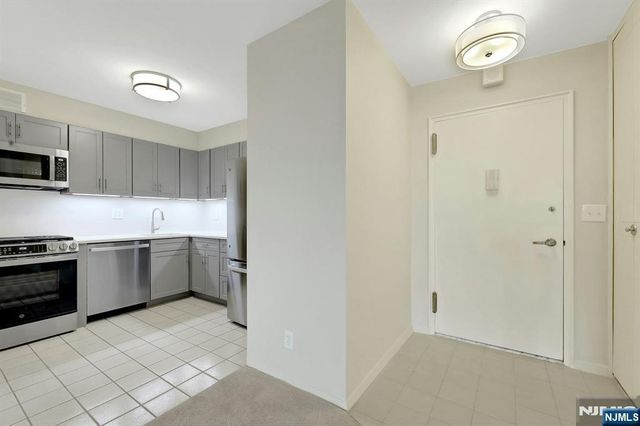 2000 Linwood 14 0, Fort Lee, NJ 07024