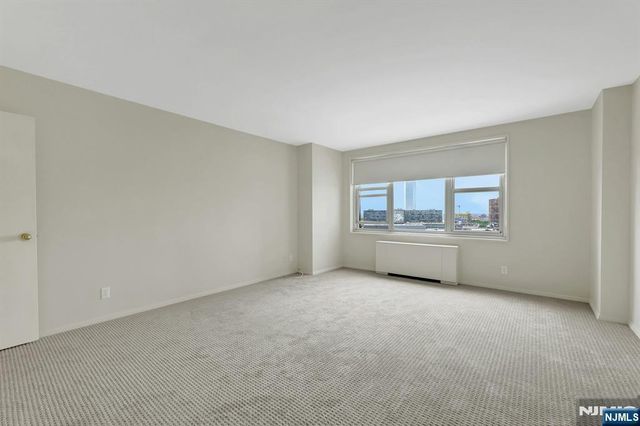 2000 Linwood 14 0, Fort Lee, NJ 07024