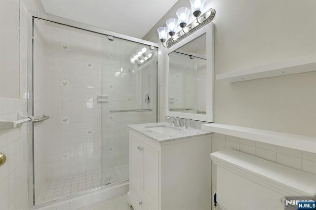 2000 Linwood 14 0, Fort Lee, NJ 07024